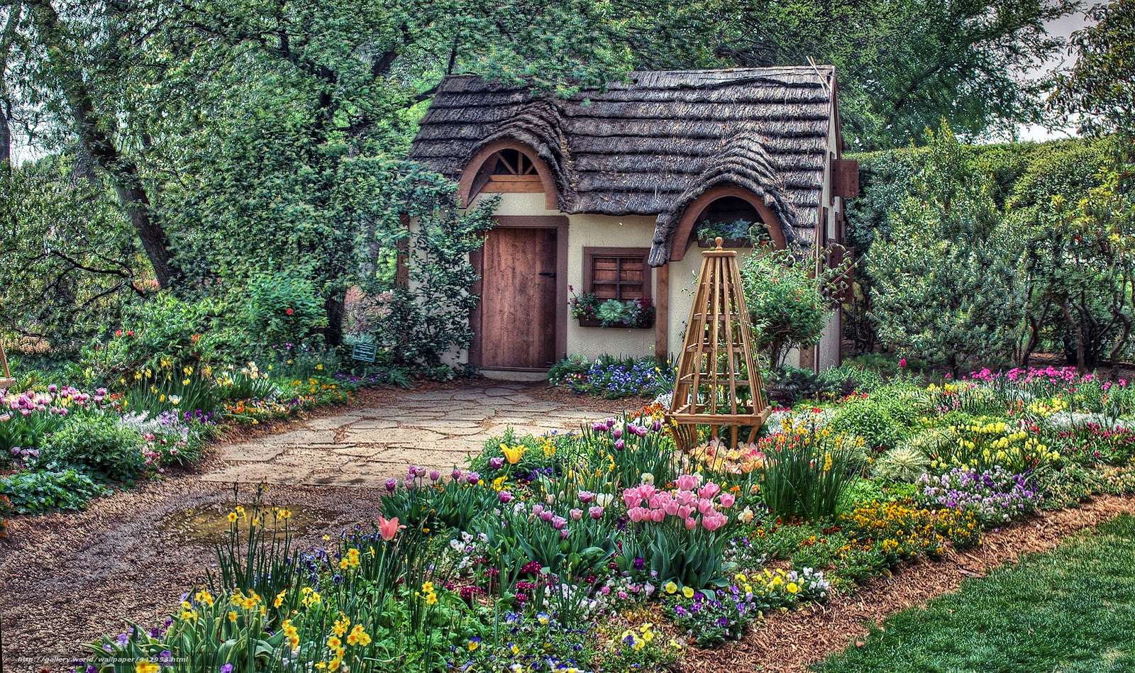 Cottage dans le jardin. puzzle en ligne