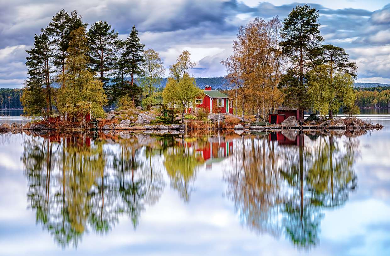 Suède. Réflexion dans l'eau. puzzle en ligne