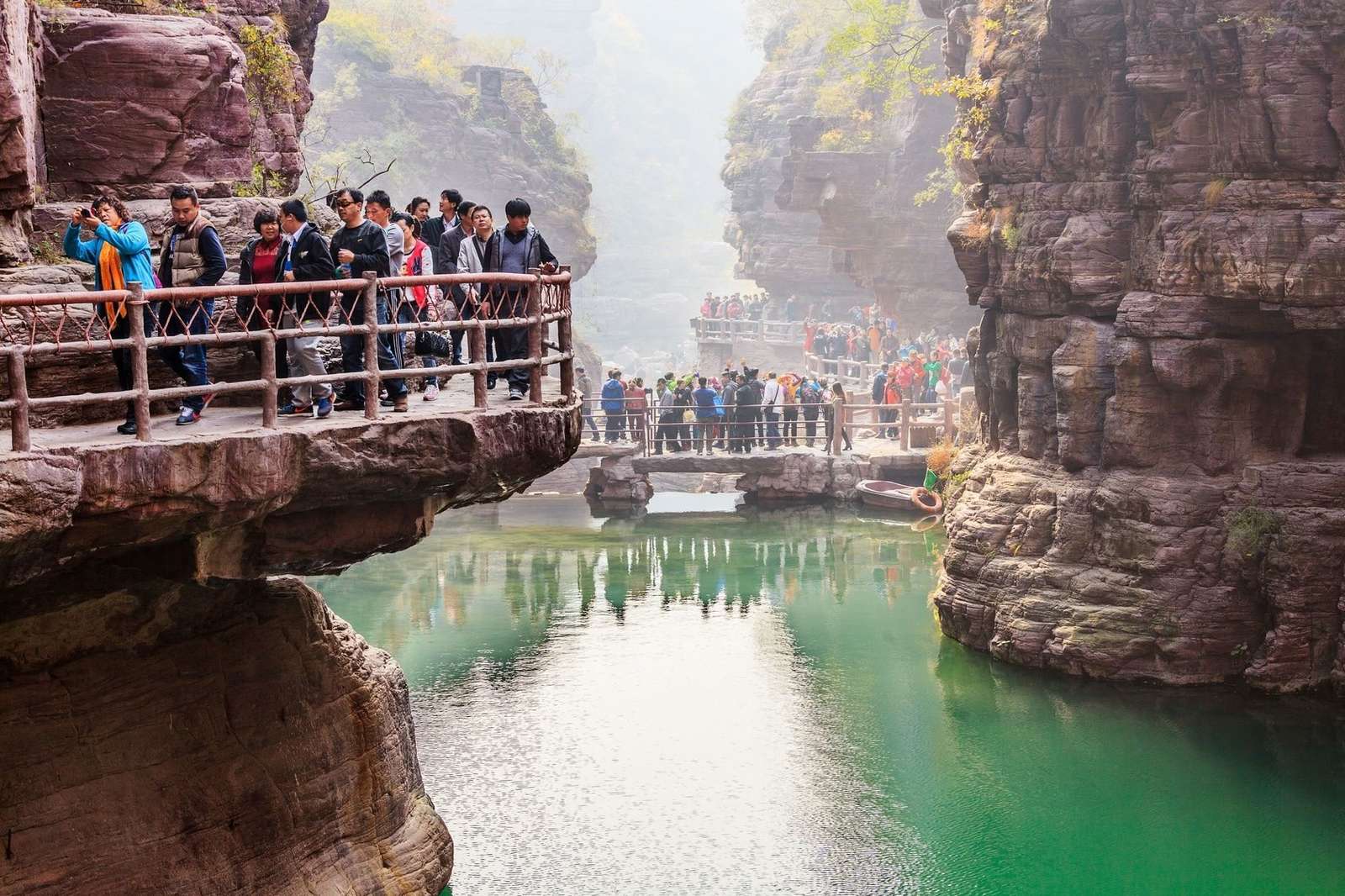 Γέφυρα για πεζούς στο βουνό Yuntai. παζλ online