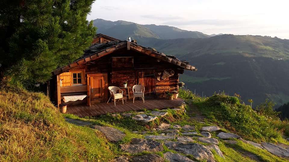 Eine Hütte in den Alpen. Puzzlespiel online