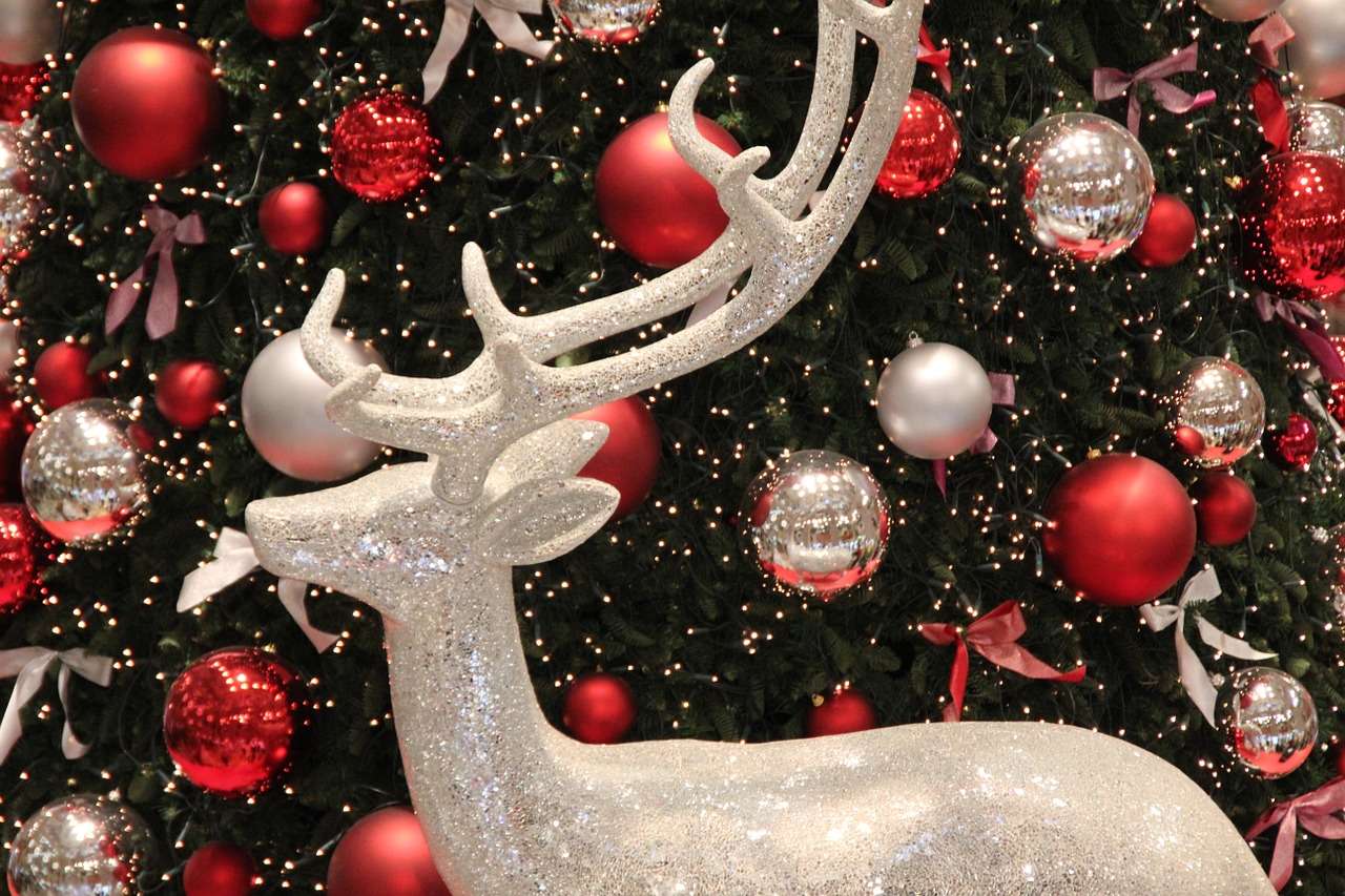 Baubles and reindeer. online puzzle