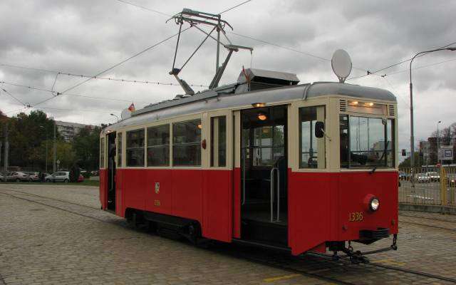 Bílá a červená tramvaj. online puzzle