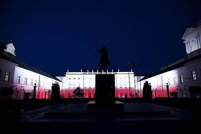 Verlichte paleis van de president van de Republiek Polen legpuzzel online