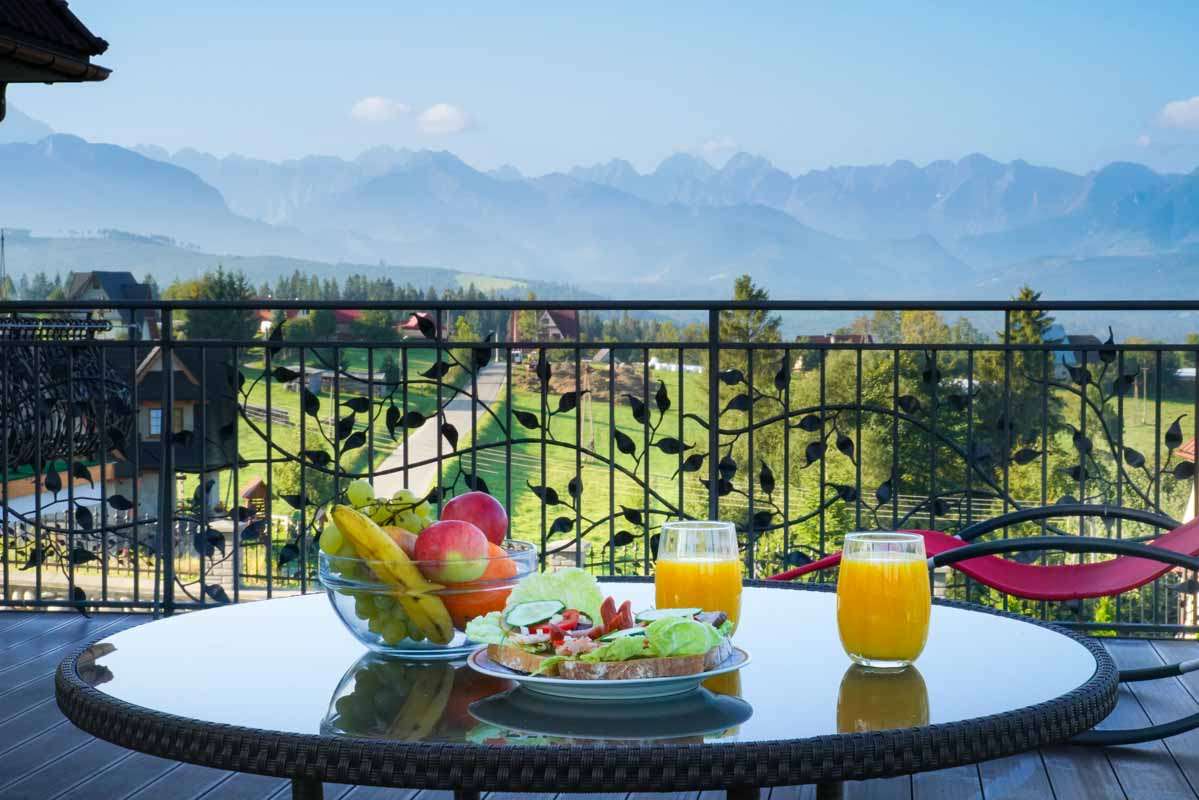 Закуска с изглед към планината Татра. онлайн пъзел