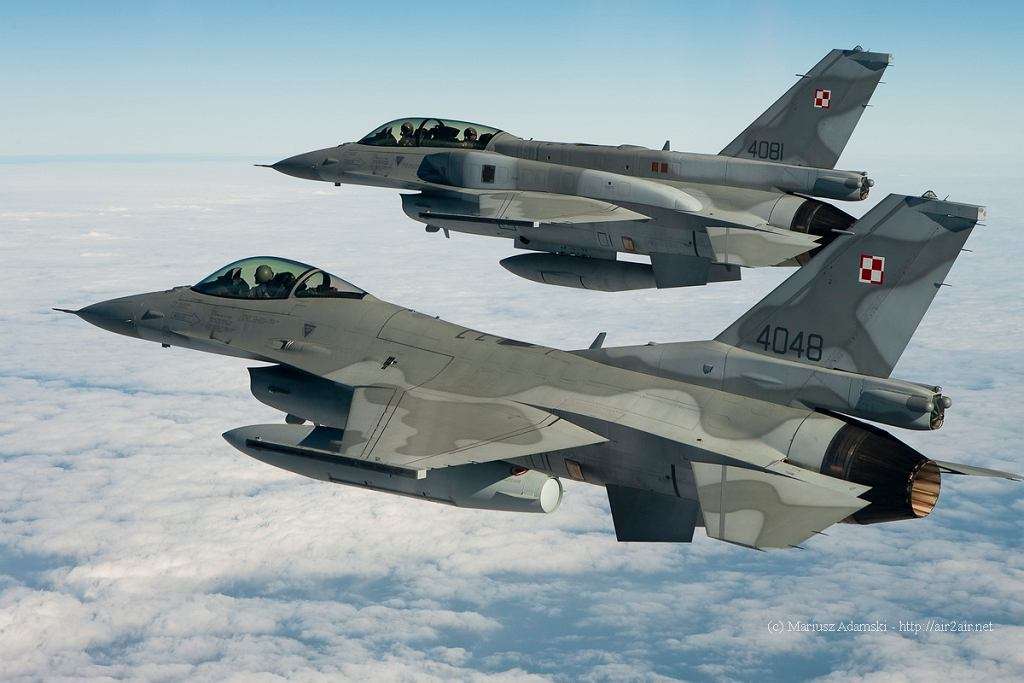 F-16 flygplan. pussel på nätet