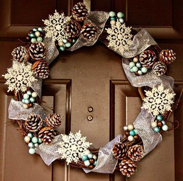Christmas wreath on the door jigsaw puzzle online