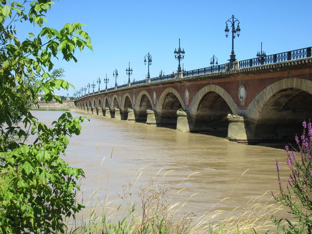 Kamenný most v Aquitaine. online puzzle