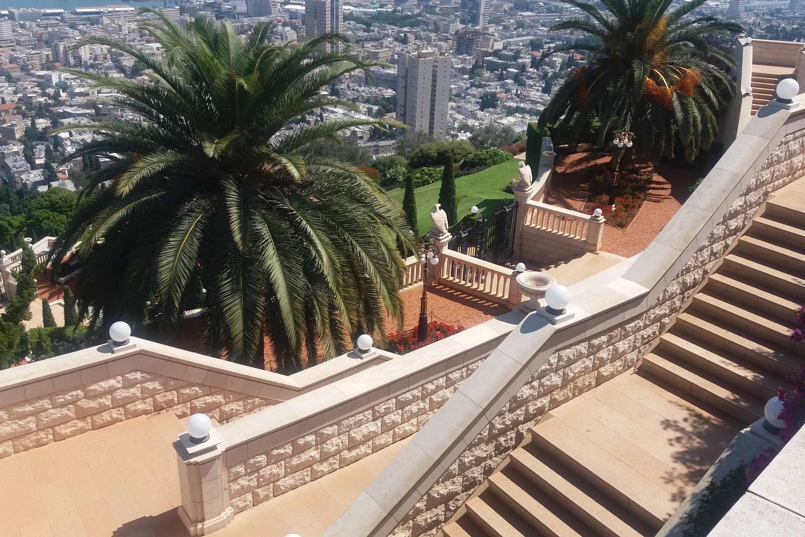 Escaliers et jardins baha'is puzzle en ligne