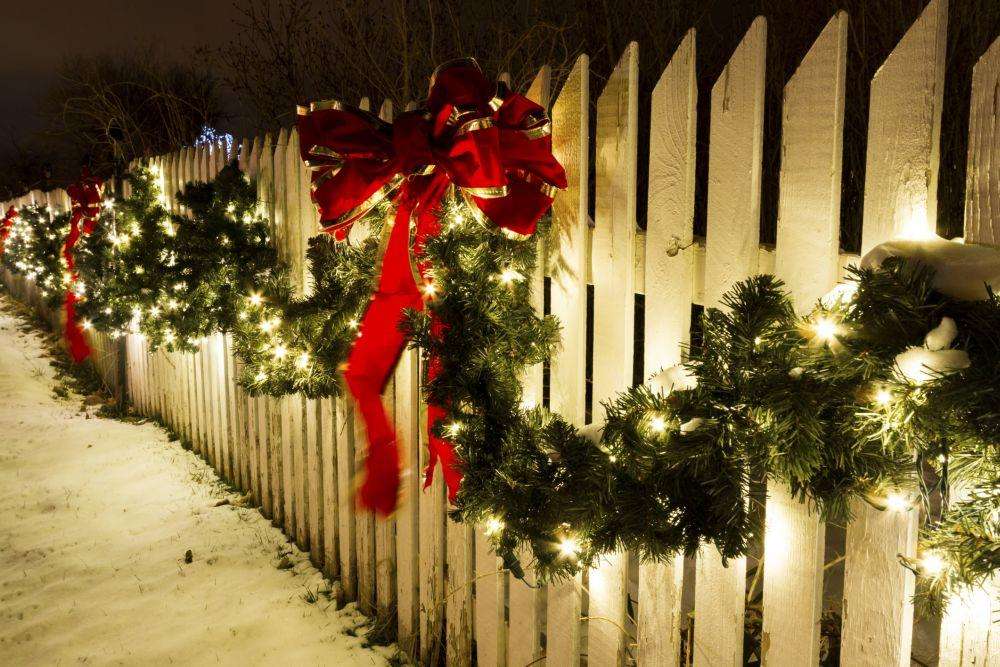 Decorated fence. jigsaw puzzle online