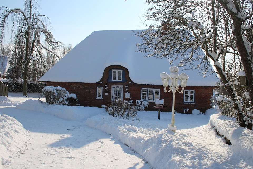 Una casa coperta di neve. puzzle online