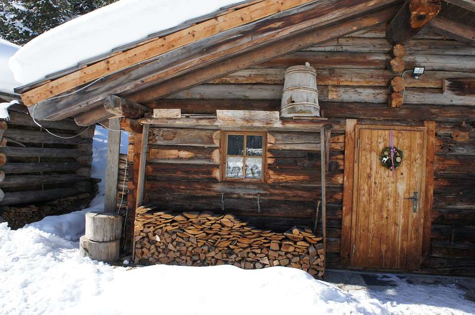 Wooden hut. jigsaw puzzle online