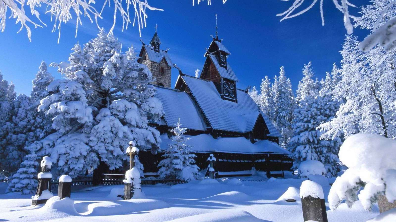 雪に覆われた教会。 オンラインパズル