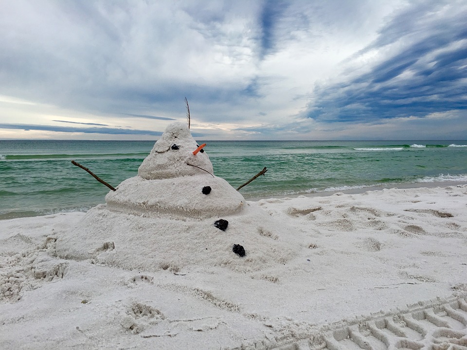 Χιονάνθρωπος με άμμο. παζλ online