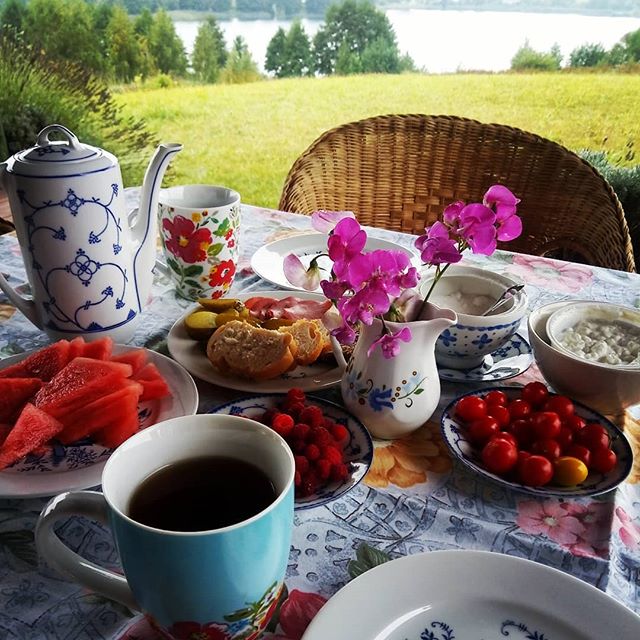 Café da manhã no campo com vista. quebra-cabeças online