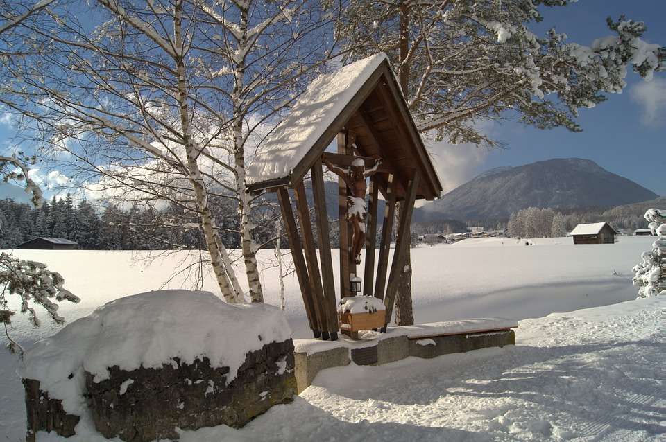 Capela coberta de neve. quebra-cabeças online