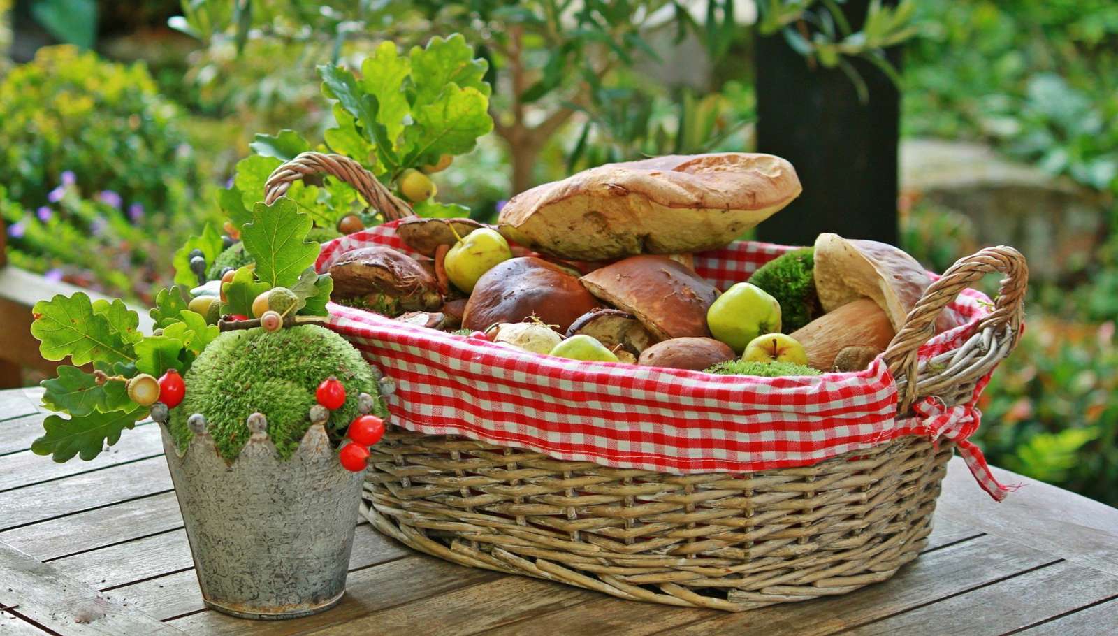 Basket with mushrooms. jigsaw puzzle online