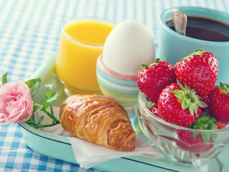 Ontbijt met aardbeien. legpuzzel online