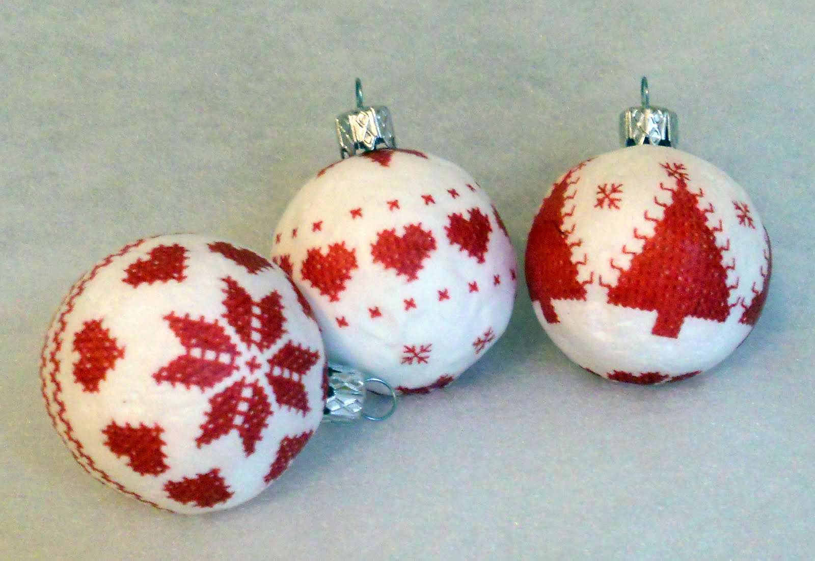 Red and white Christmas balls. online puzzle