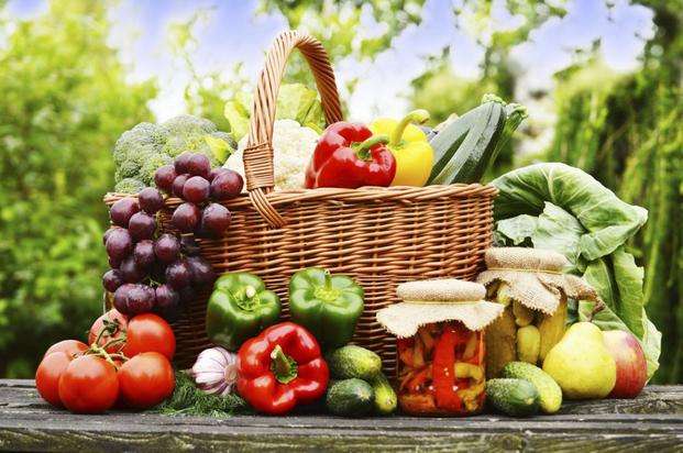 Gemüse und Früchte im Korb. Puzzlespiel online