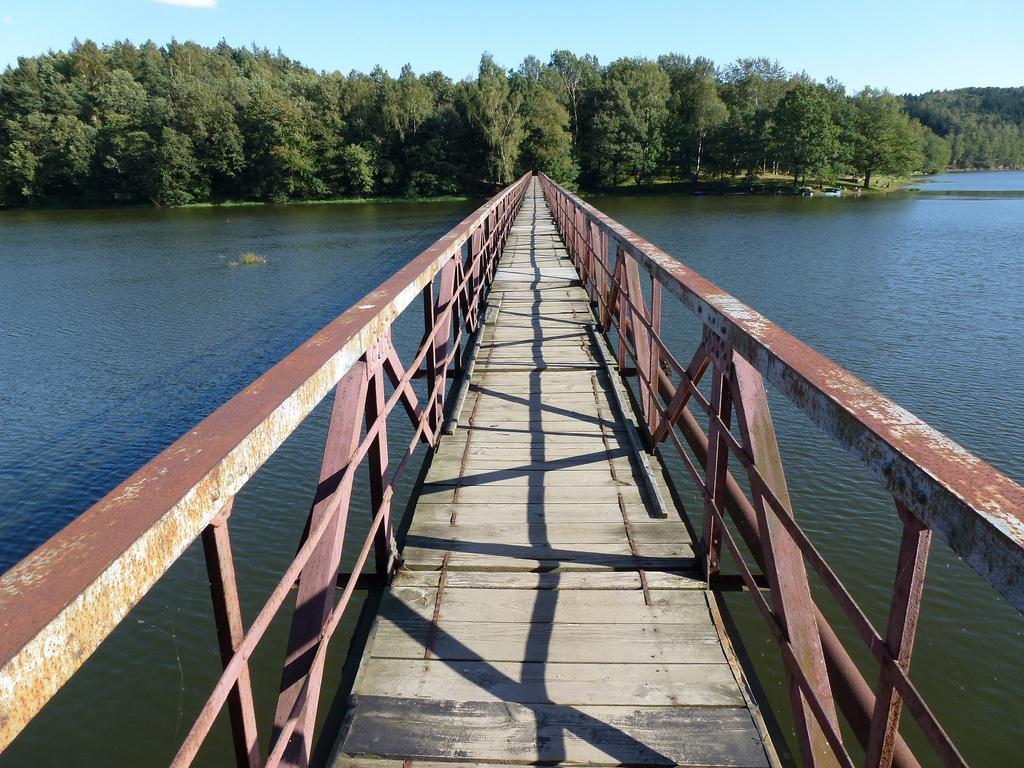 Voetgangersbrug over het Złotnickie-meer. online puzzel