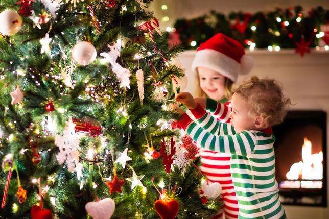 Copii la pomul de Crăciun. puzzle online