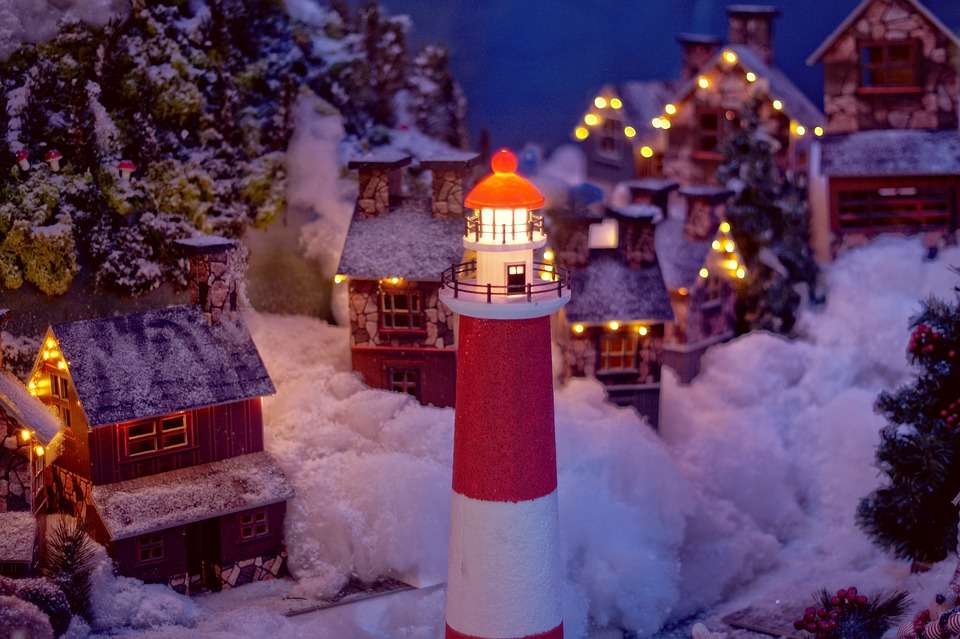 Lighthouse at night. online puzzle