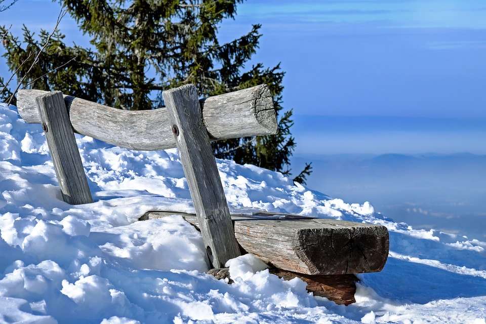 Un banc dans la neige. puzzle en ligne