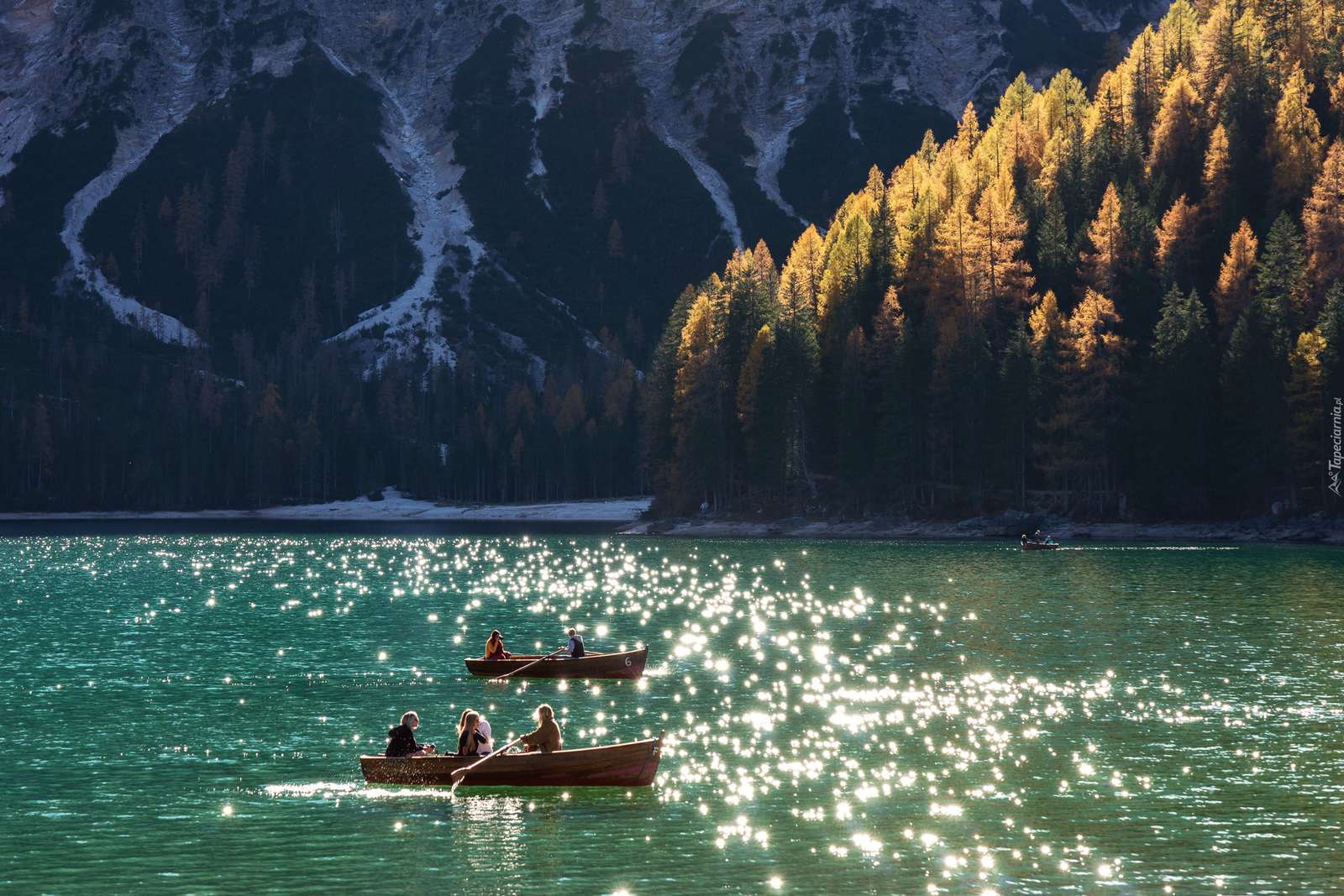 Barcos em um lago de montanha quebra-cabeças online
