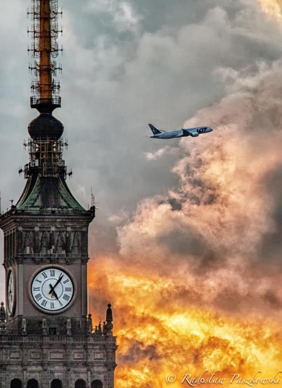 Airplane over Warsaw. jigsaw puzzle online
