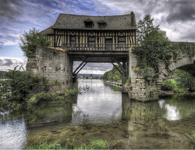Alte Wassermühle an der Seine. Online-Puzzle
