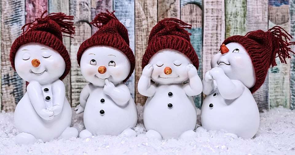 Four small cheerful snowmen online puzzle