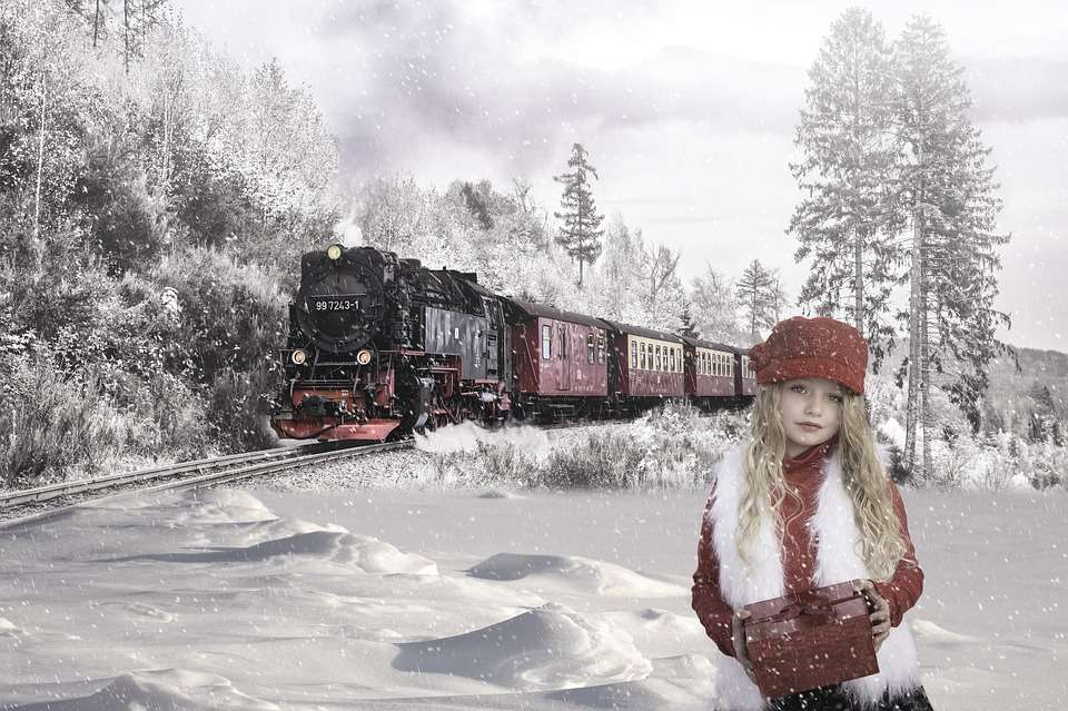 Снег, поезд и девушка онлайн-пазл