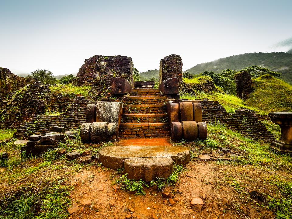 Tempelruïnes in Vietnam. online puzzel