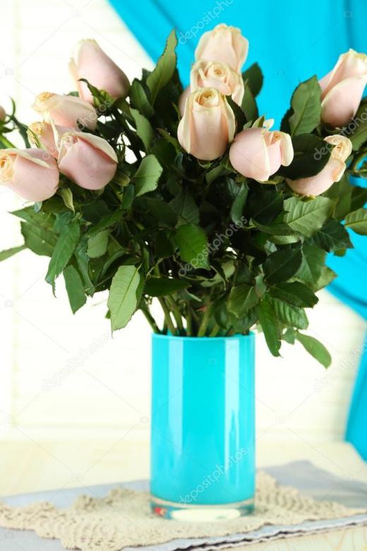 Λευκά τριαντάφυλλα σε ένα βάζο online παζλ