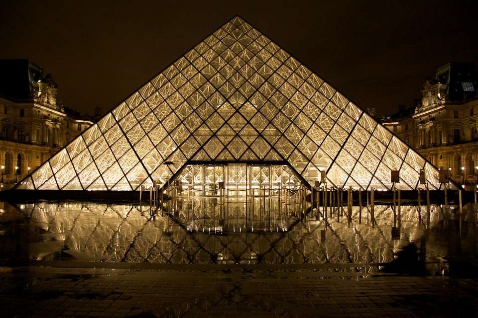 Glaspyramid framför Louvren pussel på nätet