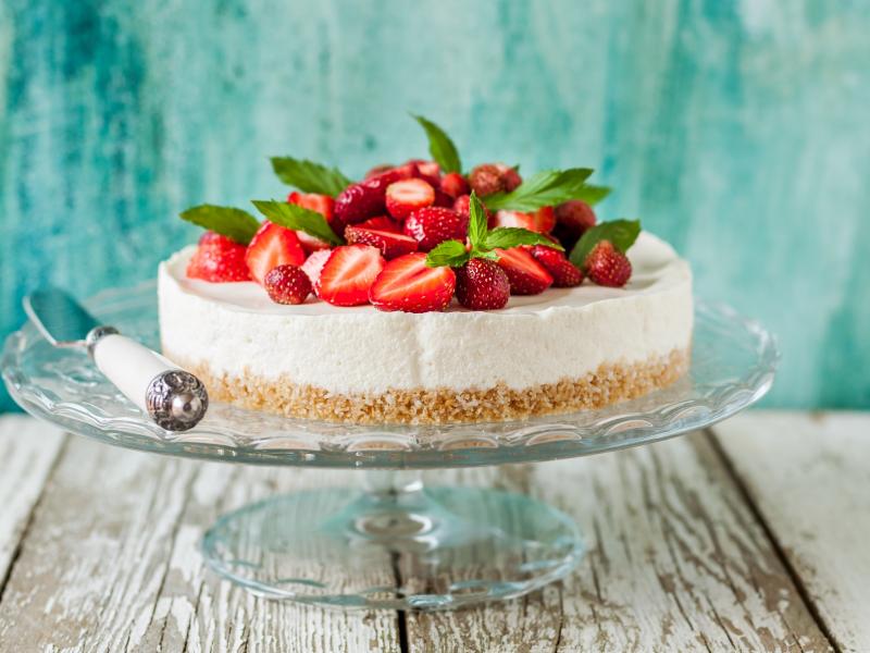 Cake with strawberries jigsaw puzzle online