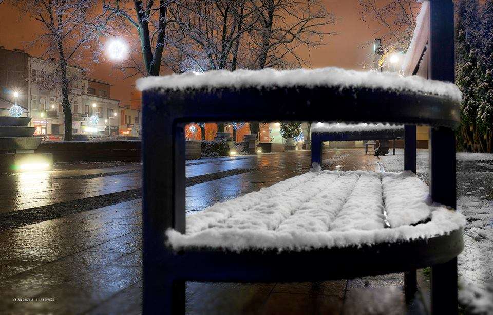 En parkbänk i snön. pussel på nätet