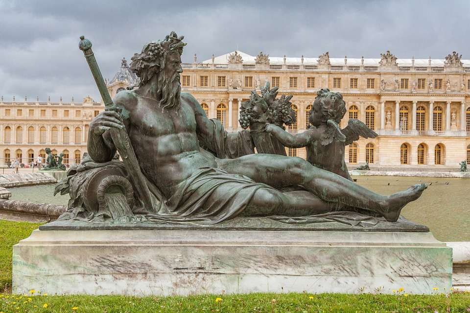 Sculptură în fața palatului de la Versailles jigsaw puzzle online