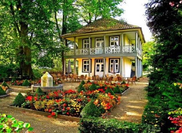 Grădină în fața casei. jigsaw puzzle online