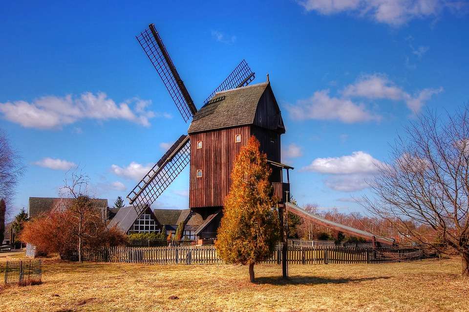 Um moinho de vento em um dia claro. puzzle online