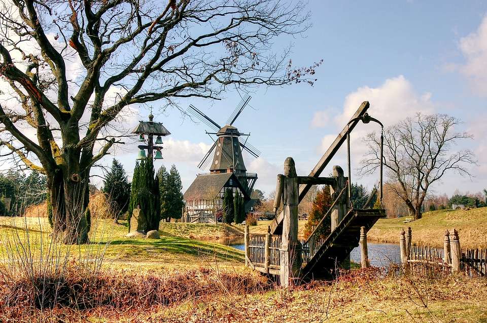Windmühle und Zugbrücke. Puzzlespiel online
