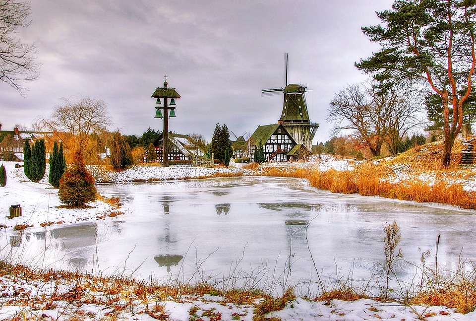 Větrný mlýn nad zimní rybník. skládačky online