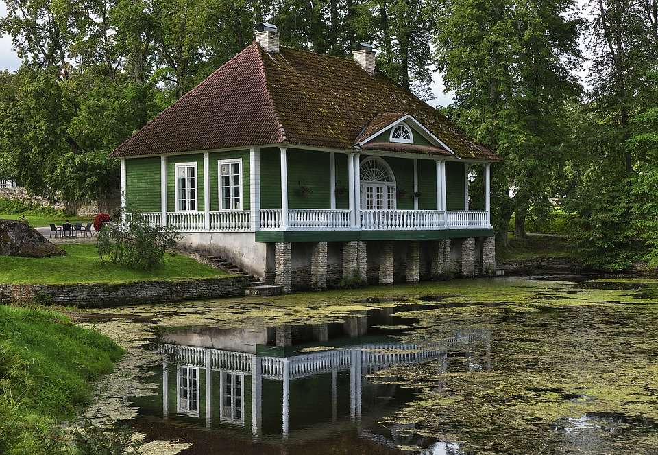 Haus auf Stelzen am Teich. Puzzlespiel online