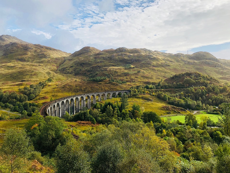 Eisenbahnbrücke in Schottland. Puzzlespiel online