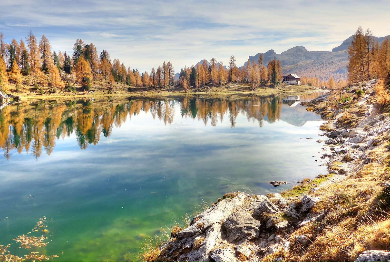 Schöner See im Herbst Online-Puzzle