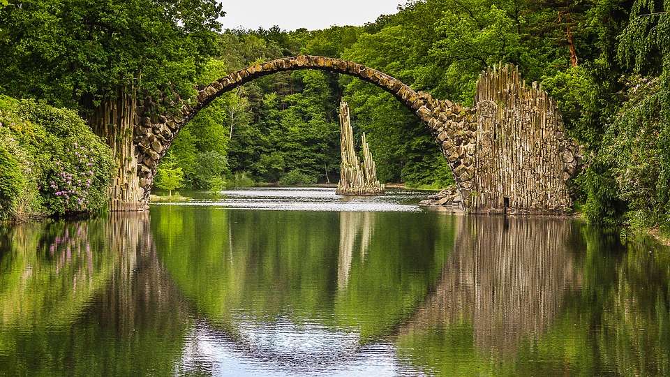 川に架かる石の橋。 オンラインパズル