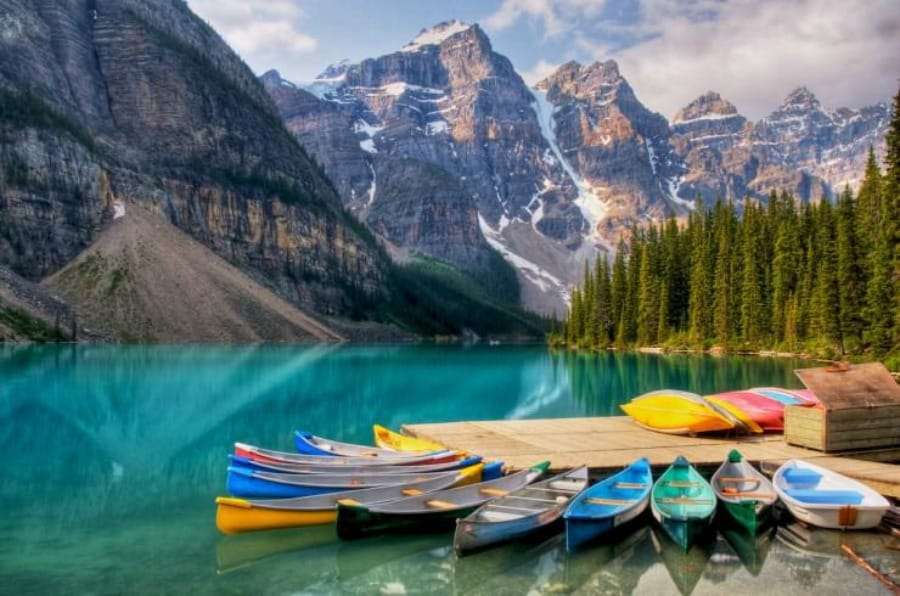 Lake Moraine in Canada. online puzzel
