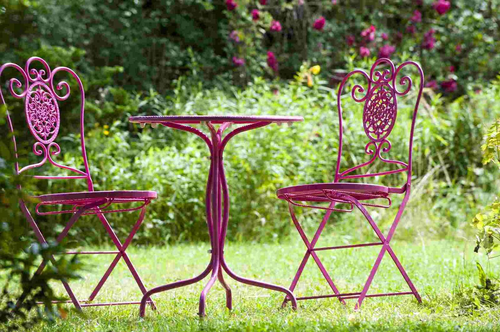Фиолетовый садовый декор. пазл онлайн