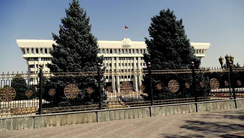 Casa Quirguistão-Branca em Bishkek puzzle online