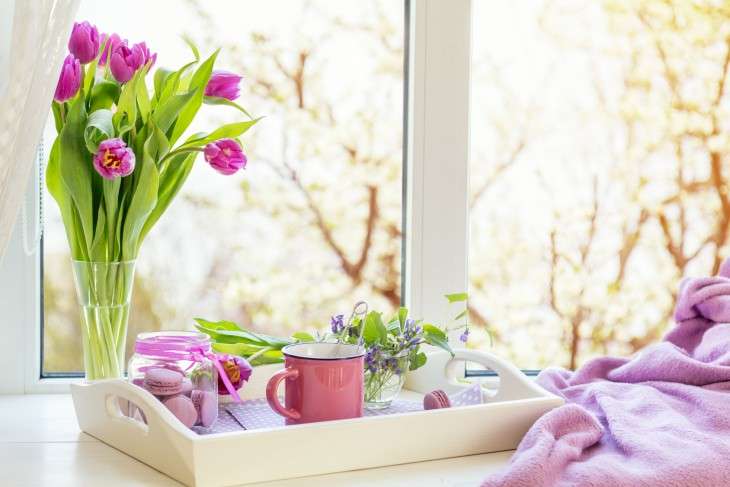 Fenêtre, tulipes et une tasse. puzzle en ligne